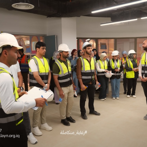 وفد جامعي في مبنى شجرة طوبى